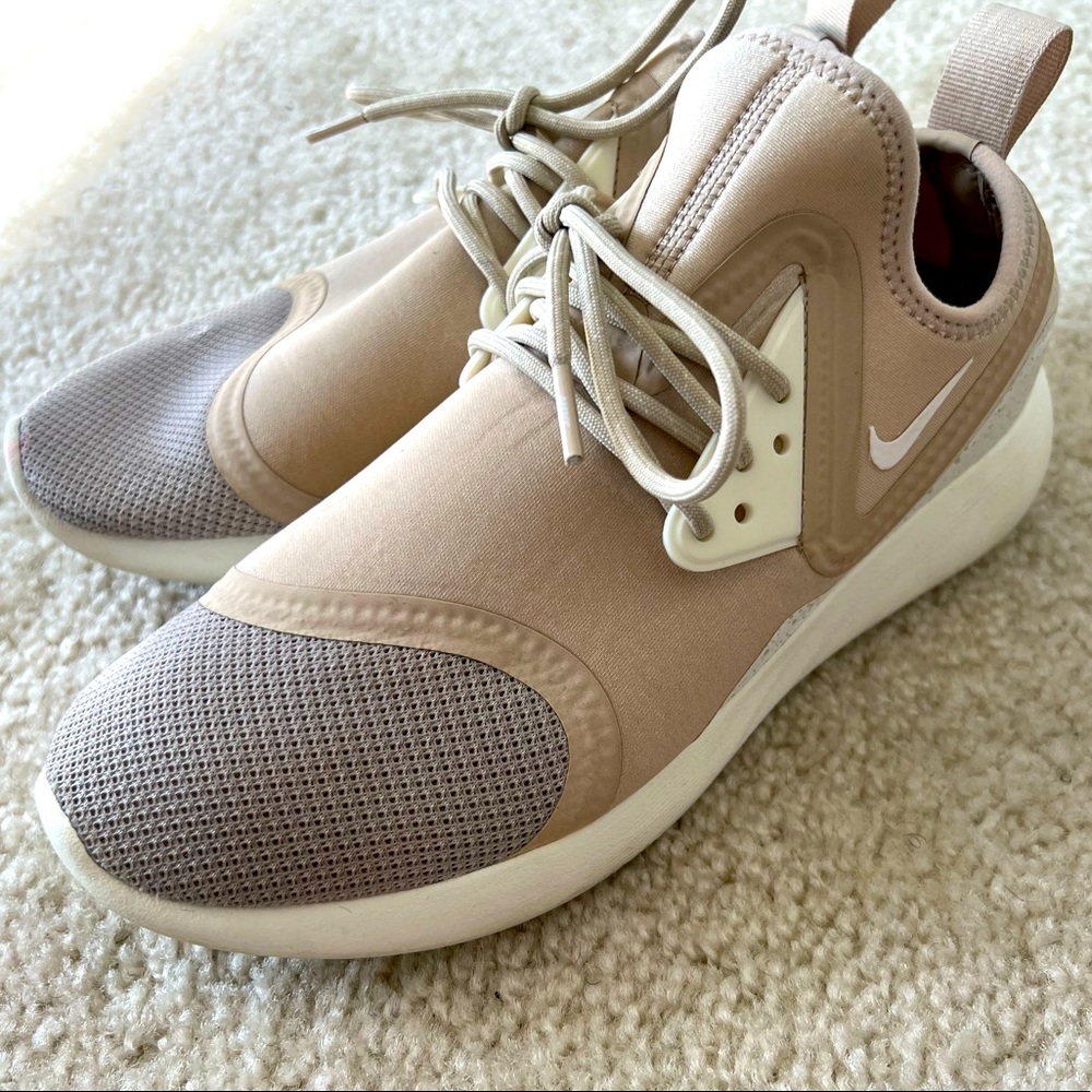 Nike Lunacharge Essential Oatmeal